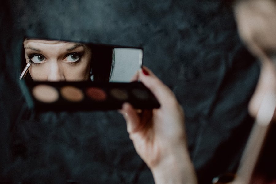 How to Achieve a Radiant Look with Safe and Sustainable Makeup Choices