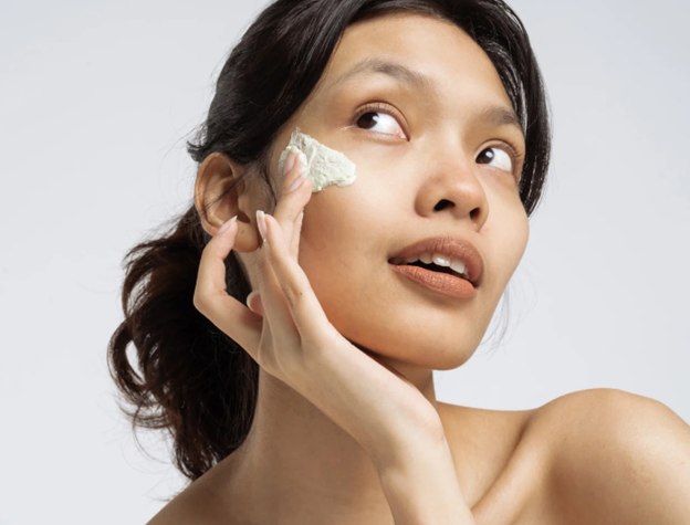 What Is Microneedling and Why Does Everyone Talk About It?